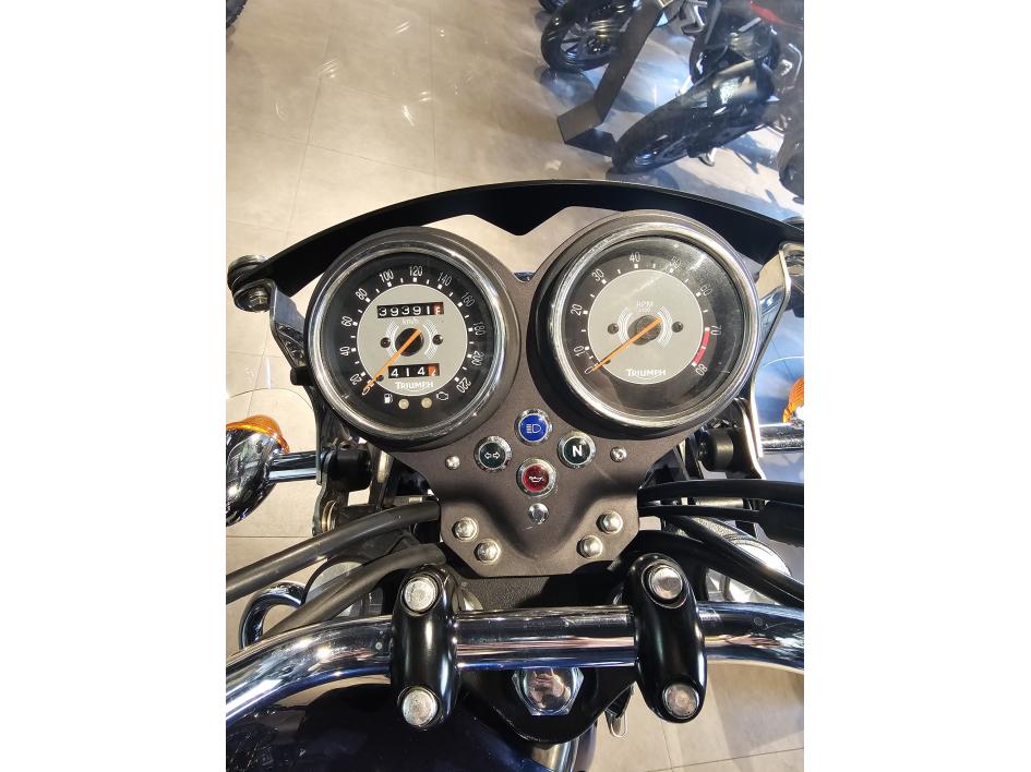 TRIUMPH BONNEVILLE 865 SE