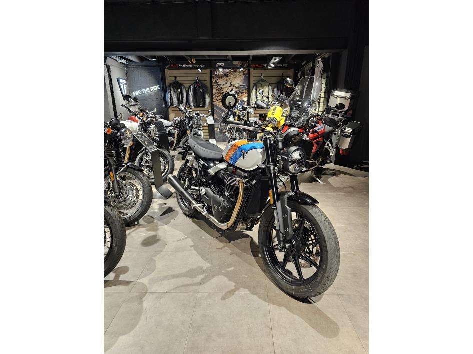 TRIUMPH SPEED TWIN 900